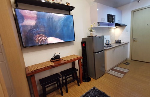 Taguig Condo | Cozy 1BR Studio: Pool, Balcony, Near Airport and Hotspots.