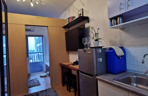 Taguig Condo | Cozy 1BR Studio: Pool, Balcony, Near Airport and Hotspots.