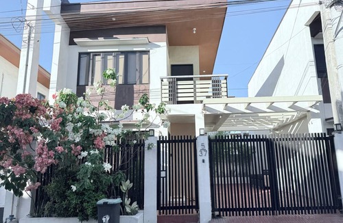 Dasmarinas House | Cozy 2-bedroom house in tranquil Dasmariñas with AC