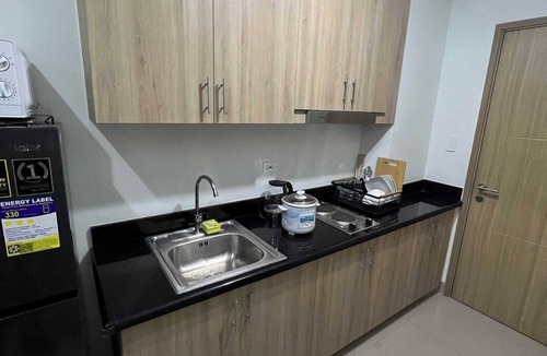 Barangay 76 Apartment | Cozy apartment in enchanting Pasay with AC, WiFi