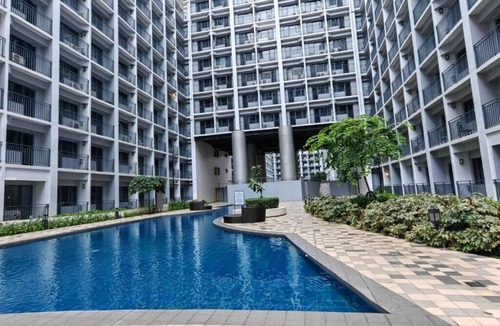Barangay 76 Apartment | Cozy apartment in enchanting Pasay with AC, WiFi