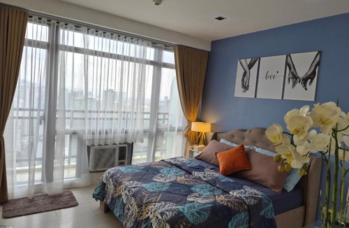 Downtown Apartment | Cozy Apartment with Private Balcony Stunning Skyline, River & Mountain Views, FREE ACCESS to Infinity Pool, Lap Pool, Sunbathing, Sauna & Mall