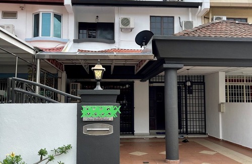 Teluk Kumbar House | Cozy Beach Retreat In Teluk Kumbar
