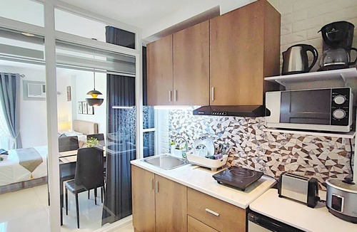 Jaro Apartment | Cozy CityCondo near CPU, with a balcony and park view, 2 floors, fiber-optic Wi-Fi, free parking