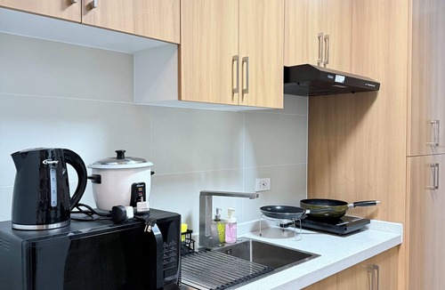 Project 8 Condo | Cozy Condo in Quezon City with City lights, Roof Deck & Netflix - Near SM North