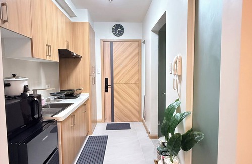 Project 8 Condo | Cozy Condo in Quezon City with City lights, Roof Deck & Netflix - Near SM North