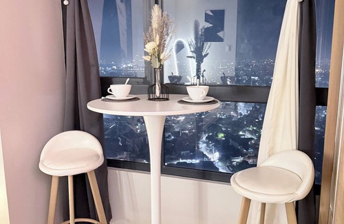 Project 8 Condo | Cozy Condo in Quezon City with City lights, Roof Deck & Netflix - Near SM North