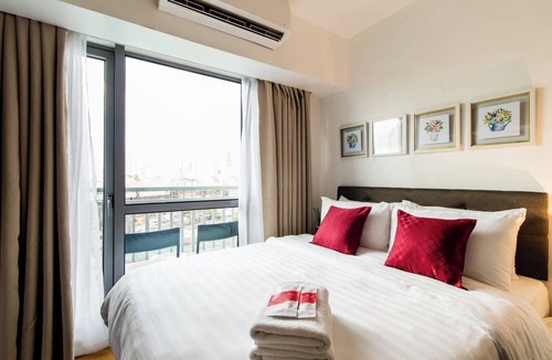 Mandaluyong Condo | Cozy condo with AC in soothing near Rockwell