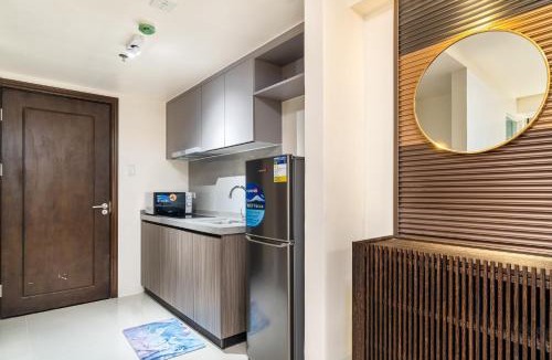 Baclaran Hotel | Cozy High-Floor Studio near Airport & MOA with City View