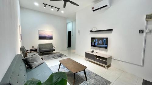 Kampong Raja House | Cozy Homestay with Netflix 5min to Bukit Keluang Beach