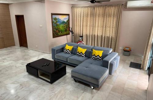 Taman Desa Tebrau House | Cozy Johor Bahru Home with Family Room and unblock balcony View