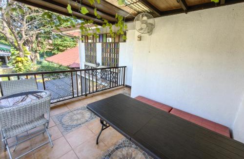 Las Pinas House | Cozy Las Pinas Haven with Big Garden, Pet Friendly - Near Super Market and the Airport