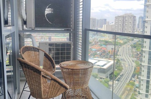 South Cembo Condo | Cozy, Modern & Newly Renovated/Interiored 2BR+, 2.5 BA w/Parking at Uptown BGC