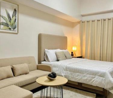 Lahug Apartment | Cozy & Modern Studios near Cebu IT Park - Pool, Gym