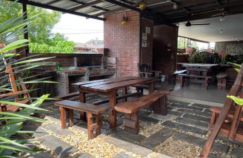 Hulu Selangor House | Cozy mountain jungle wood home with Kid Pool