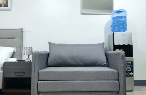 Lapu-Lapu Condo | COZY PLACE IN MACTAN W/POOL, WIFI, NETFLIX - 10 min to the Airport!
