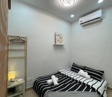 Taman Century House | Cozy Room 2pax #1min walk to KSL #Bathroom