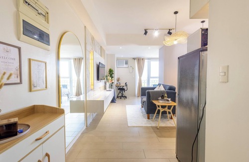 Pinagsama Apartment | Cozy Staycation near at Venice Grand Canal Mall+ Fast Wifi/Netflix
