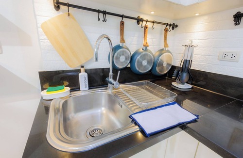Pinagsama Apartment | Cozy Staycation near at Venice Grand Canal Mall+ Fast Wifi/Netflix