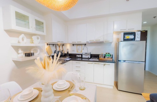 Pinagsama Apartment | Cozy Staycation near at Venice Grand Canal Mall+ Fast Wifi/Netflix