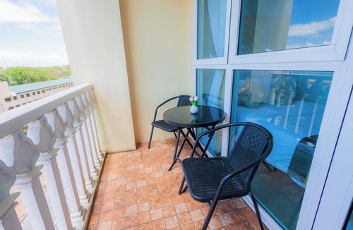 Pinagsama Apartment | Cozy Staycation near at Venice Grand Canal Mall+ Fast Wifi/Netflix