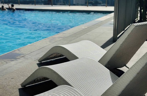 South Triangle Condo | Cozy Staycation with Netflix, Pool, PS4, Board Games