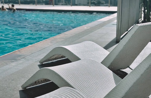South Triangle Condo | Cozy Staycation With Netflix, Pool, Ps4, Board Games