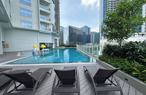 Bonifacio Global City Apartment | Cozy Sunlit Lounge w/Balcony City View Uptown BGC