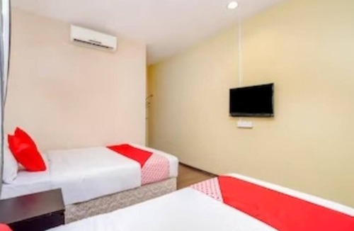 Taman Desa Tebrau Hotel | D Pine Trees