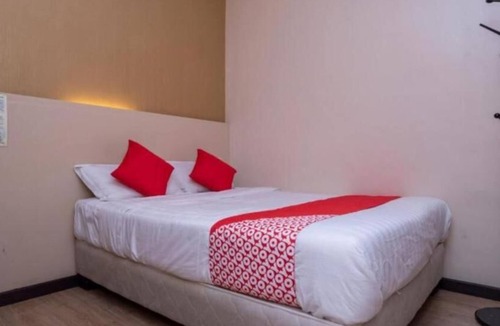 Taman Desa Tebrau Hotel | D Pine Trees