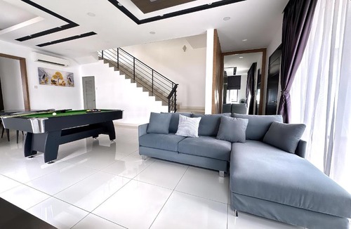 Tebrau Apartment | Dato Onn Landed Home 4BR 7pax w Pooltable by Our Stay