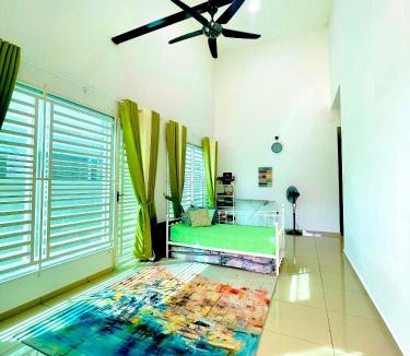 Hutan Kampung House | DDiana Cozy Retreat 4BR Aircond Netflix Fast WiFi Spacious Parking
