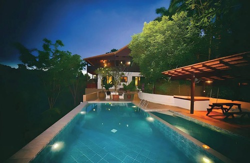 Pantai Villa | Deserenity Exclusive Jungle Resort Seremban
