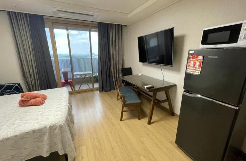 Clark Freeport Apartment | DHeights Monterrace Clark Studio with Kitchen Overlooking Balcony
