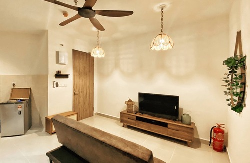 Downtown Kota Kinabalu Condo | DOTS Spacious Suite Sunset, City & Seaview