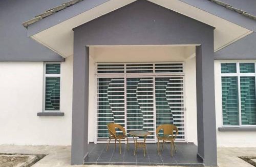 Chukai House | DSara Homestay Fully Furnished 3 Bedrooms Aircond Living Room and All Bedrooms Near Town