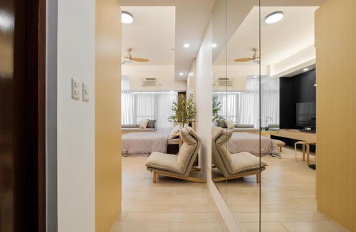 Bagumbayan Apartment | Eastwood City Cozy Designer Studio Long Stay Friendly Walk to Mall