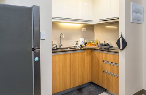 Tambo Apartment | Elegant Escape Near MOA & Okada with Pool & Gym