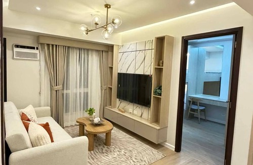 Barangka Ilaya Condo | Elegant Getaway, Modern Comfort + Prime Access 2BR 1 BATH, AC UNIT ON EACH ROOM