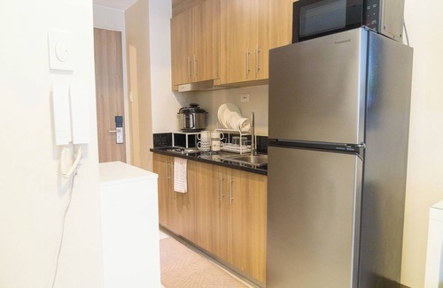 Highway Hills Condo | Elegant Stay in Prime Location for Traveler Near BGC, Makati, Ortigas & MRT