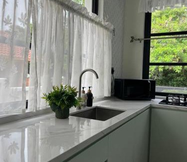 Ayer Panas House | Elite Cozy Home 5BR5B, BBQ, Karaoke, Netflix, Near MITC