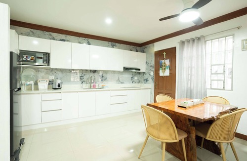 Guadalupe House | Enjoyable 3-bedroom bungalow with AC in vibrant Cebu City