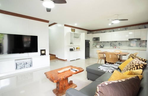 Guadalupe House | Enjoyable 3-bedroom bungalow with AC in vibrant Cebu City