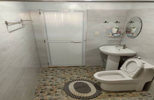 Urdaneta City House | Entire House with karaoke machine, wifi, netflix.