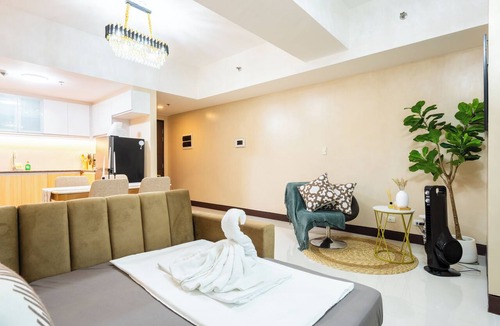 Pinagsama Apartment | Exec 1BR balcony @ Venice Mall Pool & Gym use