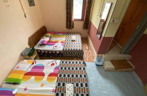 Bandar Kota Bharu House | Family Room 2 Queen Bed/4 pax with Aircond (bajet Murah)