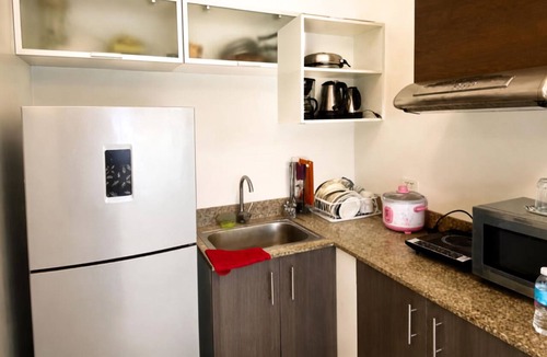 Ermita Night District Condo | Family Room W/Balcony in Manila 5mins US Embassy Promo FREE Sauna & Pool Access