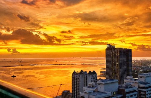 Ermita Night District Condo | Family Room W/Balcony in Manila 5mins US Embassy Promo FREE Sauna & Pool Access