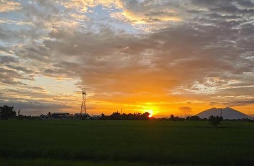 Gapan City Apartment | Farmhouse Perfect for relaxing and grounding