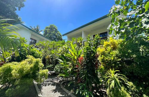 Catangnan Hotel | Fat Lips Surf Lodge